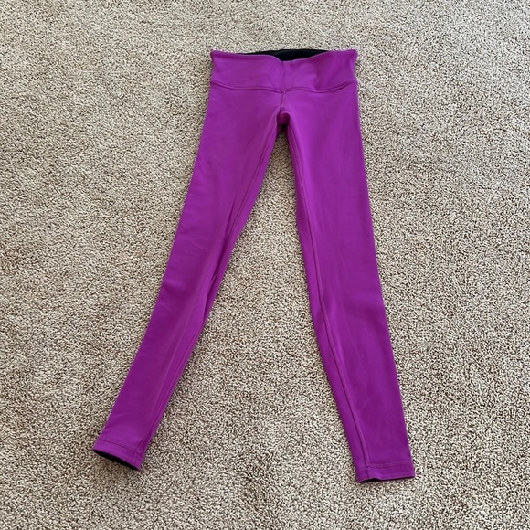 Lululemon Athletica SZ 6 majenta pink leggings.